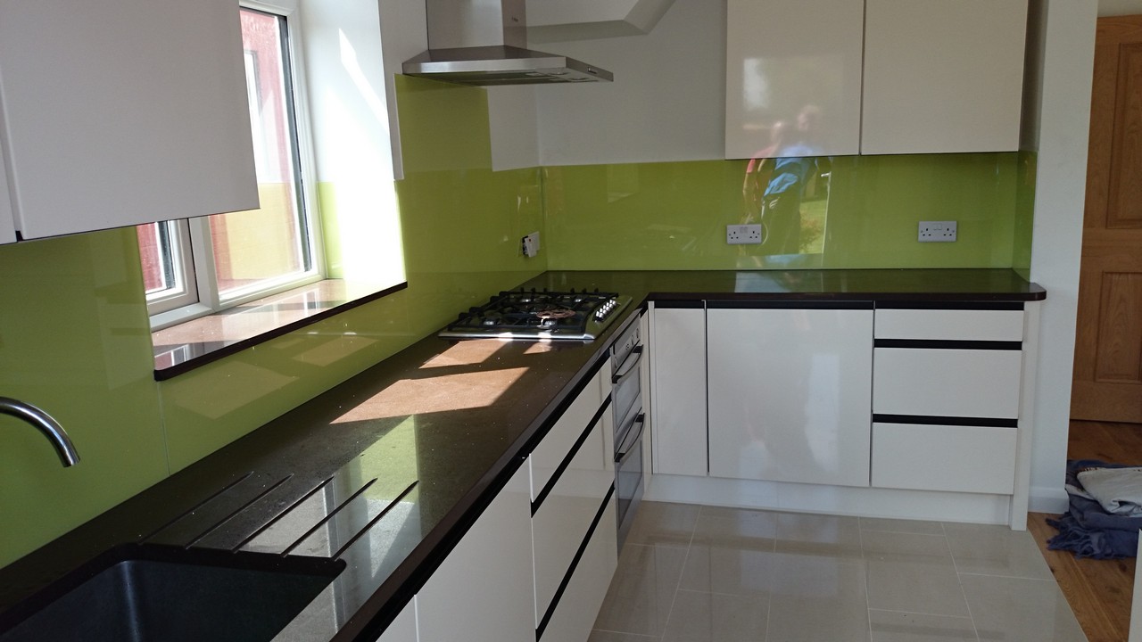 Lime green glass kitchen splashback installed by Clapham Junction glaziers